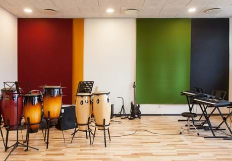 fraster, filt, felt cover, rumafskærmning, roomdivider, akustik, uld filt, inspiration, design, indretning, afskærmning, filtgardin, anne trolles skole